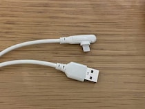 「もう普通のケーブルに戻れない」スリコのL字型充電ケーブルが便利すぎる
