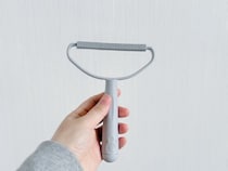 【キャンドゥ】買わなきゃ損！衣類やラグを長持ちさせる110円の万能ブラシ