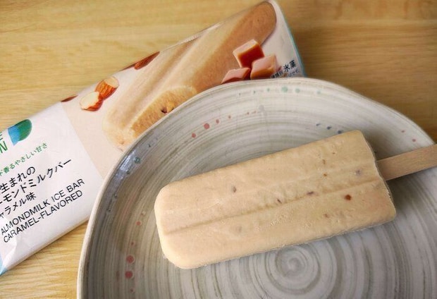 おいしいのにカラダにやさしすぎる…1本食べても84キロカロリー！【ファミマ】の「植物生まれのアーモンドミルクバー」を食べてみた