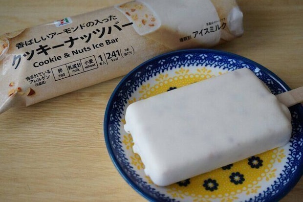セブン人気の焼き菓子の食感を再現！？【セブンイレブン】クッキーナッツバーはアイスなのに食べ応えがすごい！