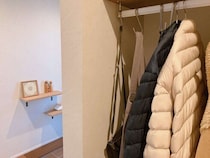 「ソファに置きっ放し」「椅子の背に掛けっぱなし」はもうしない！冬のアウター管理のコツ