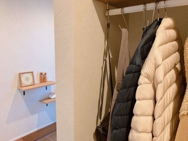 「ソファに置きっ放し」「椅子の背に掛けっぱなし」はもうしない！冬のアウター管理のコツ