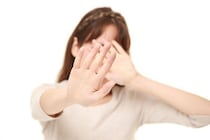 ムートンコート、Vネックカーディガン、あとひとつは…？トレンドに取り残された40代がやりがちなコーデ