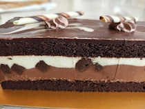 【コストコ】待ってました！今しか楽しめない濃厚チョコケーキ「タキシードケーキ」がおいしすぎる