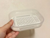 【ダイソー】ムラなく温められる秘密とは？スノコ付冷凍ご飯容器でふっくら美味しく食べられる！