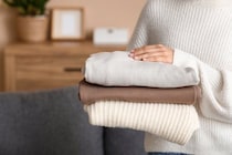 気づかないうちに「地味見え」！40代の冬ファッションNGコーデ3選