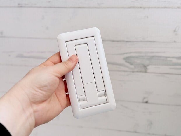 【セリア】買わなきゃ損！ミニマルで機能的な110円スマホスタンド