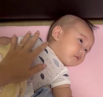 ママのトントンだけでスヤスヤ眠る生後4ヵ月の息子。その姿に「ほっこり」「やっぱり母の手は魔法の手ですね」の声