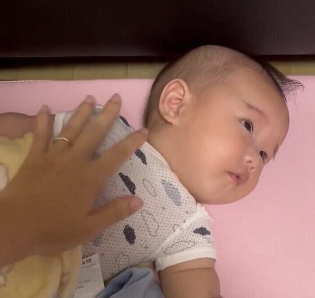 ママのトントンだけでスヤスヤ眠る生後4ヵ月の息子。その姿に「ほっこり」「やっぱり母の手は魔法の手ですね」の声