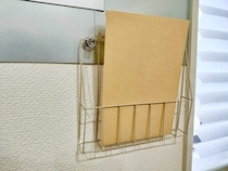 【ダイソー】SNSで大バズり中の『磁石がくっつくスチールタイル』便利な使いかた3選！