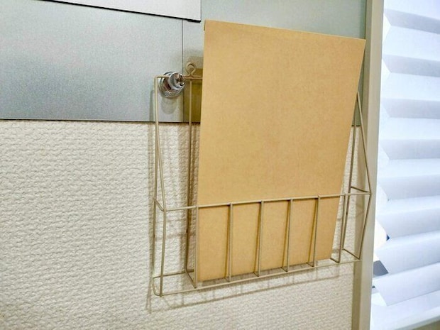 【ダイソー】SNSで大バズり中の『磁石がくっつくスチールタイル』便利な使いかた3選！