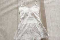 裾から見せると今っぽいアイテム「レースキャミソール」40代はこう着こなす！