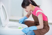 雑巾はNG!?掃除のプロに聞いた「トイレ掃除」でやってはいけないワースト4