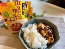 【カルディ】人気の黒麻婆に新作が出た！レンジで温めるだけで出来ちゃう 絶品！麻婆豆腐の丼とカレー2種