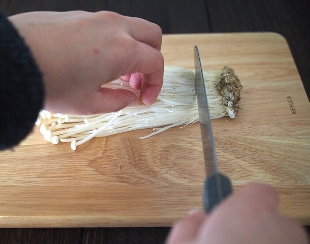 「後悔しかない…」野菜のプロが推奨する「えのき茸」の切り方を試したら、あまりにおいしくてショックを受けた