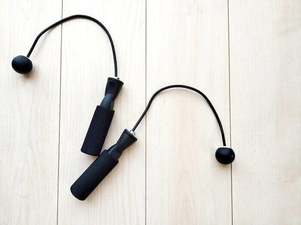 冬の運動不足を解消!家の中で飛べる『エア縄跳び』が本気で使える!