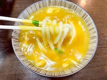 地元で愛され続ける手打ち蕎麦の名店。名物は究極のとろみが味わえるカレーそば＆カレーうどん｜島根県浜田市