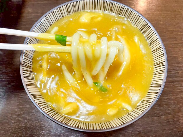 地元で愛され続ける手打ち蕎麦の名店。名物は究極のとろみが味わえるカレーそば＆カレーうどん｜島根県浜田市