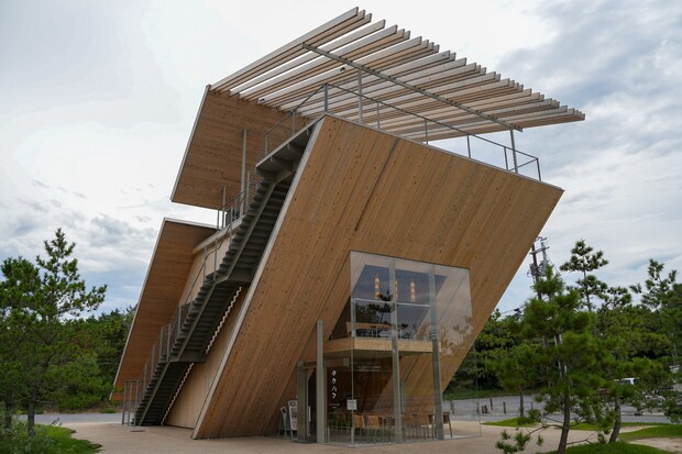 鳥取砂丘目の前!隈研吾氏設計のおしゃれカフェで非日常体験。鳥取和牛が溢れるほど入ったバーガーが絶品|鳥取市
