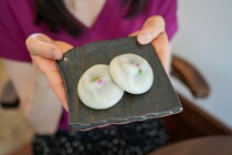 午前中に完売！？100年以上の歴史あるおまんじゅう。むっちり生地にほんのり塩気のきいた餡子がクセになる！｜鳥取県若桜町