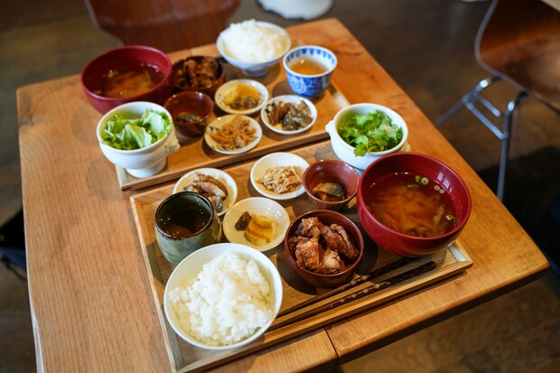 鳥取駅近くにある発酵料理専門店。発酵料理のおかずが並ぶ品数豊富な日替わりランチ！｜鳥取市