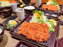 平日でも満席の大人気とんかつ店。クラシックを聴いて育った豚の極上とんかつがおいしすぎる！｜島根県浜田市