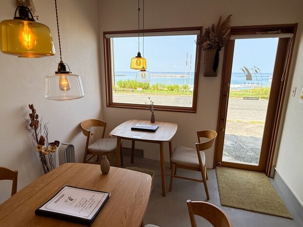 まるで絵画のような世界が広がる特等席。青い海を眺めながら楽しむモーニング！|鳥取県湯梨浜町