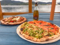湖に浮かんでいるような絶景カフェ。素材も生地も楽しむ石釜焼きのピッツァ|鳥取県湯梨浜町