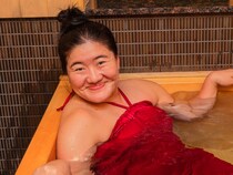 ガンバレルーヤが「日本酒風呂」でほろ酔い気分に♪老舗造り酒屋をリノベーションしたお宿を大満喫｜岡山県津山市