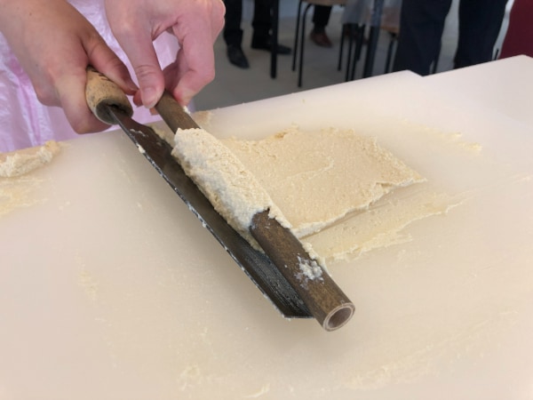 巻きつけていく生地