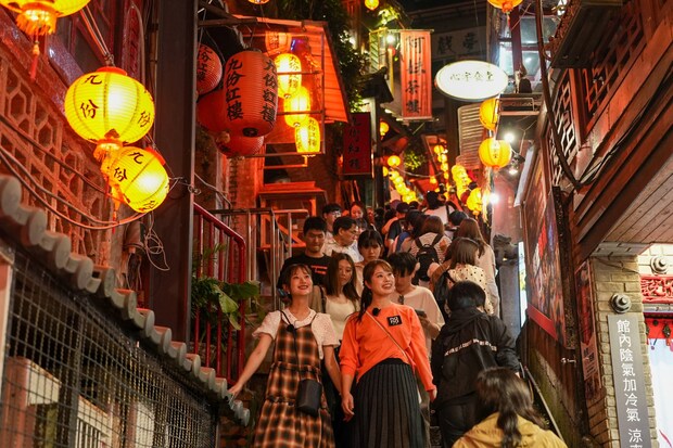 ジブリの舞台と噂の幻想的な観光地、台湾・九份を散策。大人気お茶屋さんで本格台湾茶と夕暮れを満喫♪