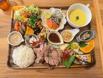 お肉も小鉢も贅沢盛りのプレートランチ！ご飯も居心地も大満足の駅前カフェ｜鳥取県米子市