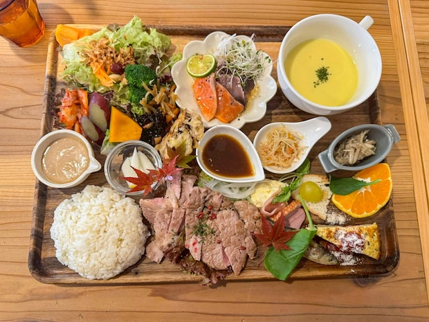 お肉も小鉢も贅沢盛りのプレートランチ!ご飯も居心地も大満足の駅前カフェ|鳥取県米子市