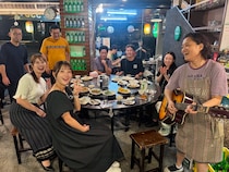 台湾のローカル居酒屋に行ってみた！初めての水蓮菜に、台湾限定・賞味期限18日の生ビール【台湾旅】