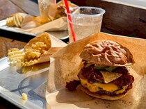 【VASALLY HILLS BURGER】まるで秘密基地、非日常空間で味わうハンバーガー｜南部町