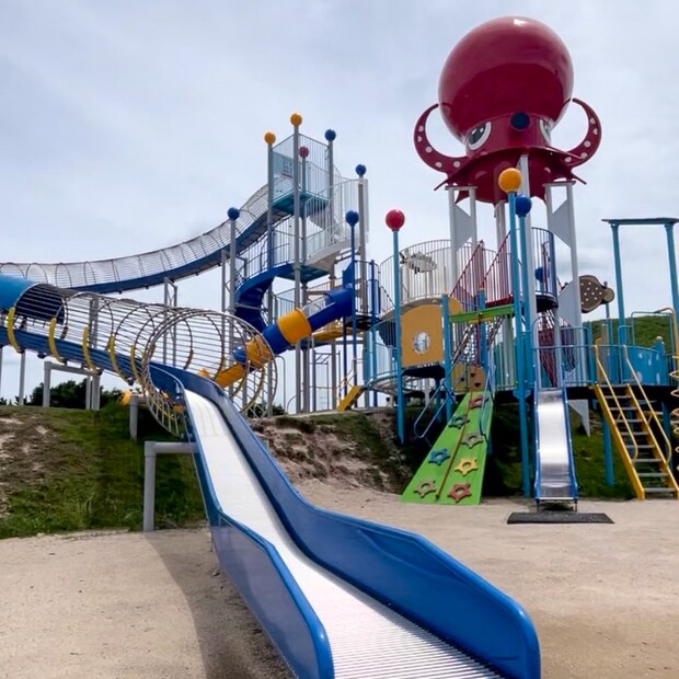 【ポート赤碕ふれあい広場】巨大タコが目印！大型スライダーが楽しい公園｜琴浦町
