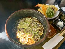 【手打ちみかも】丁寧な手打ちそばをリーズナブルに味わえる！風味とコシを堪能できる、町の蕎麦屋さん｜米子市