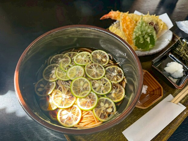 【手打ちみかも】丁寧な手打ちそばをリーズナブルに味わえる！風味とコシを堪能できる、町の蕎麦屋さん｜米子市