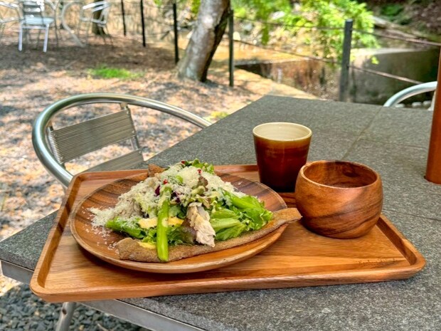 ジブリの世界のような、森に囲まれた隠れ家カフェ。木漏れ日を浴びて楽しむ癒しのランチ!|出雲市