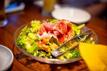 人気カフェの夜営業！地元食材たっぷりのパスタや肉料理と200種のカクテルが楽しめるお得なコースメニュー！｜大山町