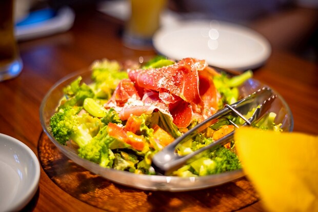 人気カフェの夜営業！地元食材たっぷりのパスタや肉料理と200種のカクテルが楽しめるお得なコースメニュー！｜大山町