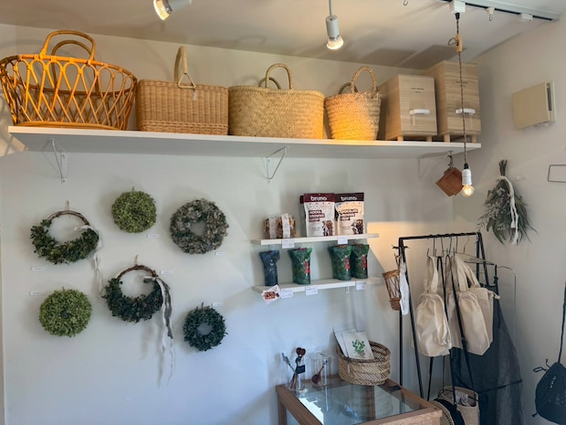 海のそばの小さなセレクトショップ。「シンプル＆ナチュラル」なアイテムが揃う心地よい白の空間｜湯梨浜町