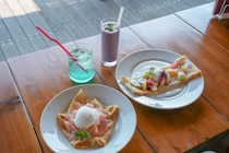 湖に飛び出したように建つ絶景カフェ。フルーツたっぷりのクレープと一緒にのんびりカフェ時間を｜鳥取県湯梨浜町