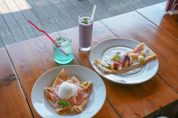 湖に飛び出したように建つ絶景カフェ。フルーツたっぷりのクレープと一緒にのんびりカフェ時間を｜鳥取県湯梨浜町
