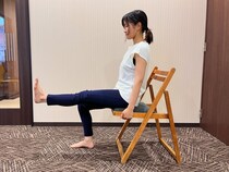 椅子に座ったままできる「チェアヨガ」で体すっきり。ヨガインストラクターが教えるおすすめ６ポーズ