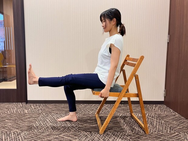 椅子に座ったままできる「チェアヨガ」で体すっきり。ヨガインストラクターが教えるおすすめ6ポーズ