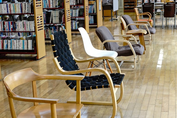 デザイナーズチェアが揃う珍しい図書館。不朽の名作がさりげなく置かれた、くつろぎの活字空間｜島根県安来市