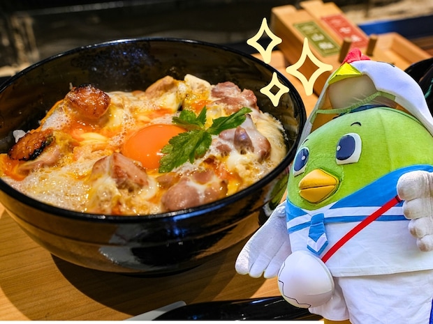 【トリピーが行く】オレンジ色に輝く卵とブランド地鶏で作る絶品親子丼｜鳥取県八頭町