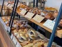 【パン工房 ドルチェ・ビータ】デッキでカフェタイム！緑に囲まれたパン屋さん｜大田市