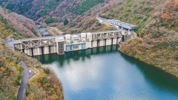 大迫力のダム見学！無料で入れるガラス張りの透明見学ルームも！｜岡山県鏡野町